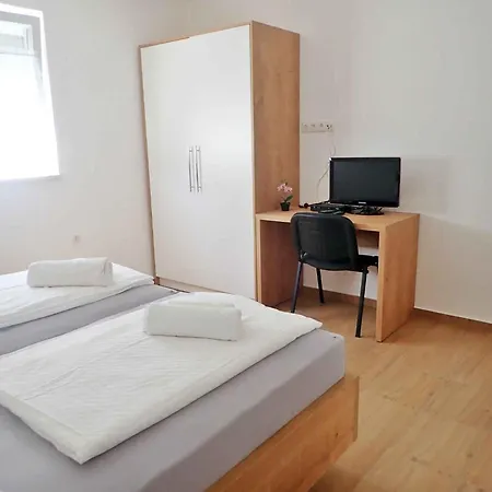 Apartman In Starigrad-paklenica 40050 *